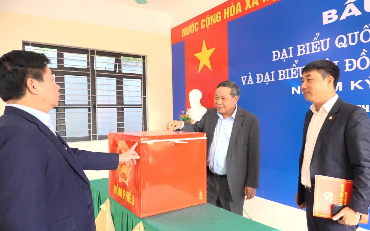 Đoàn công tác số 01 của Thành ủy Hà Nội kiểm tra công tác chuẩn bị bầu cử tại xã Yên Xuân.