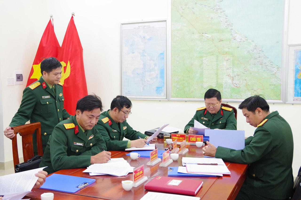 Đoàn công tác Bộ CHQS tỉnh Quảng Trị kiểm tra công tác chuẩn bị bầu cử tại Tiểu đoàn Bộ binh 42, Trung đoàn Bộ binh 996 (khu vực bỏ phiếu số 07, xã Nam Trạch).