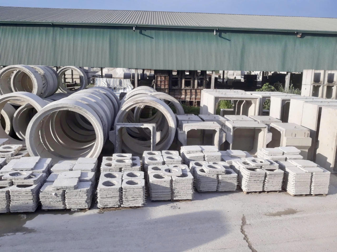 Bê tông thương phẩm: Sản phẩm cốt lõi với quy trình kiểm soát chất lượng nghiêm ngặt từ đầu vào (cát, sỏi, đá, xi măng) đến đầu ra tại chân công trình. (Ảnh: Lê Hanh)