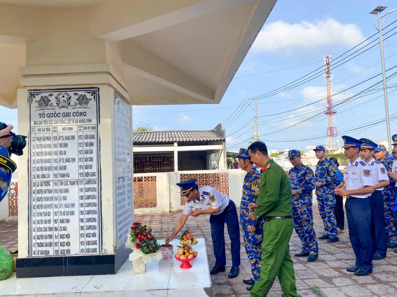 Đoàn đã dâng hương tại Nhà bia ghi danh các Anh hùng liệt sĩ.