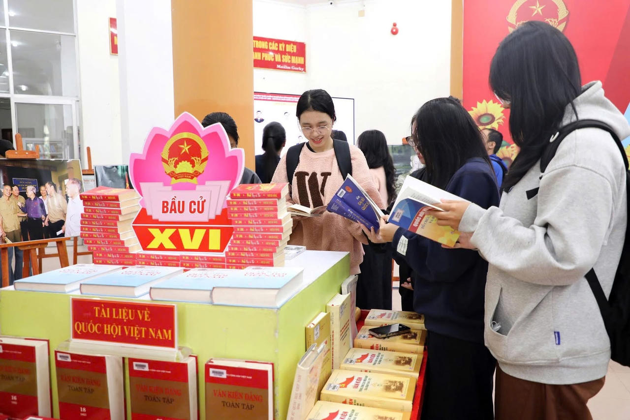 TP Huế: Trưng bày tư liệu sách, ảnh chào mừng ngày bầu cử