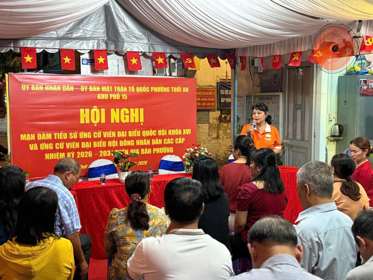 Mạn đàm tiểu sử người ứng cử đại biểu Quốc hội và đại biểu HĐND các cấp tại phường Thới An. (Ảnh: UBND phường Thới An)