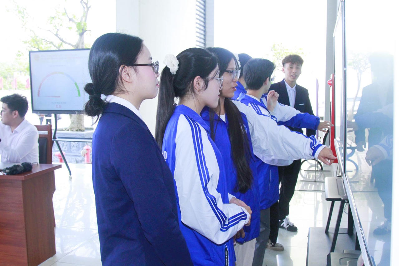 Sinh viên trường Đại học Khoa học - Đại học Thái Nguyên tra cứu thông tin các đại biểu ứng cử.