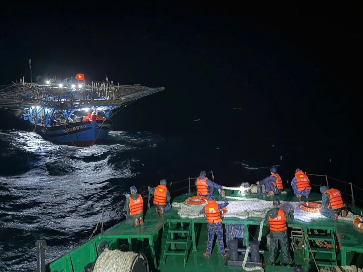 Tàu cá QNg-90459 TS cùng 36 ngư dân được tàu HQ 950 lai dắt vào bờ.