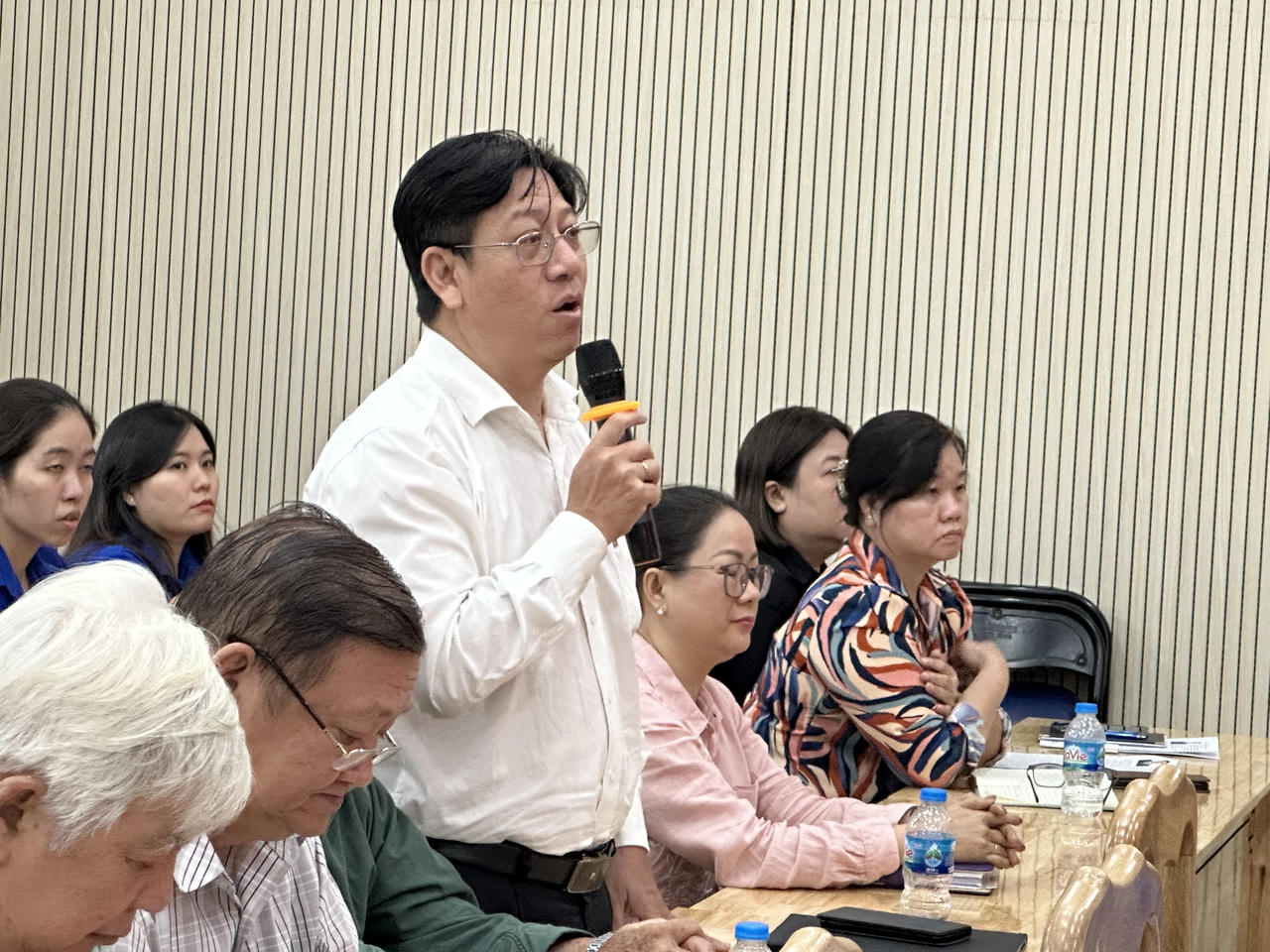 Ông Đinh Phú Cường - Hiệu trưởng Trường Nguyễn Văn Luông phát biểu tại hội nghị.