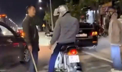Công an Hà Tĩnh đang xác minh làm rõ vụ tài xế ô tô cầm gậy “tác động” vào người đi xe máy.