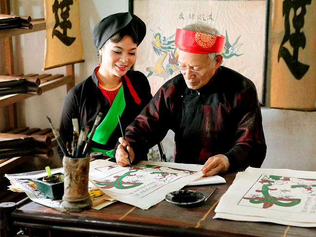 Các nghệ nhân gìn giữ dòng tranh dân gian tiêu biểu của Việt Nam (ảnh Hồng Hà).