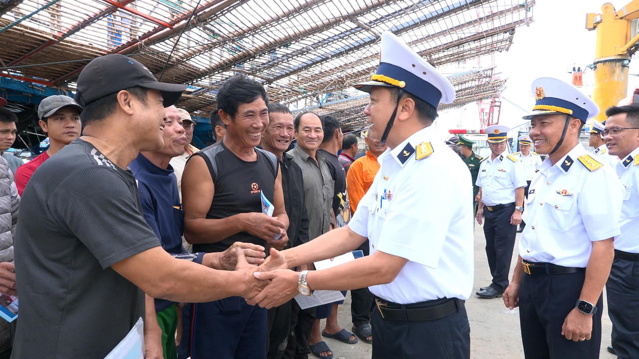 Ngư dân gửi lời cảm ơn đến cán bộ, chiến sĩ tàu HQ 950.