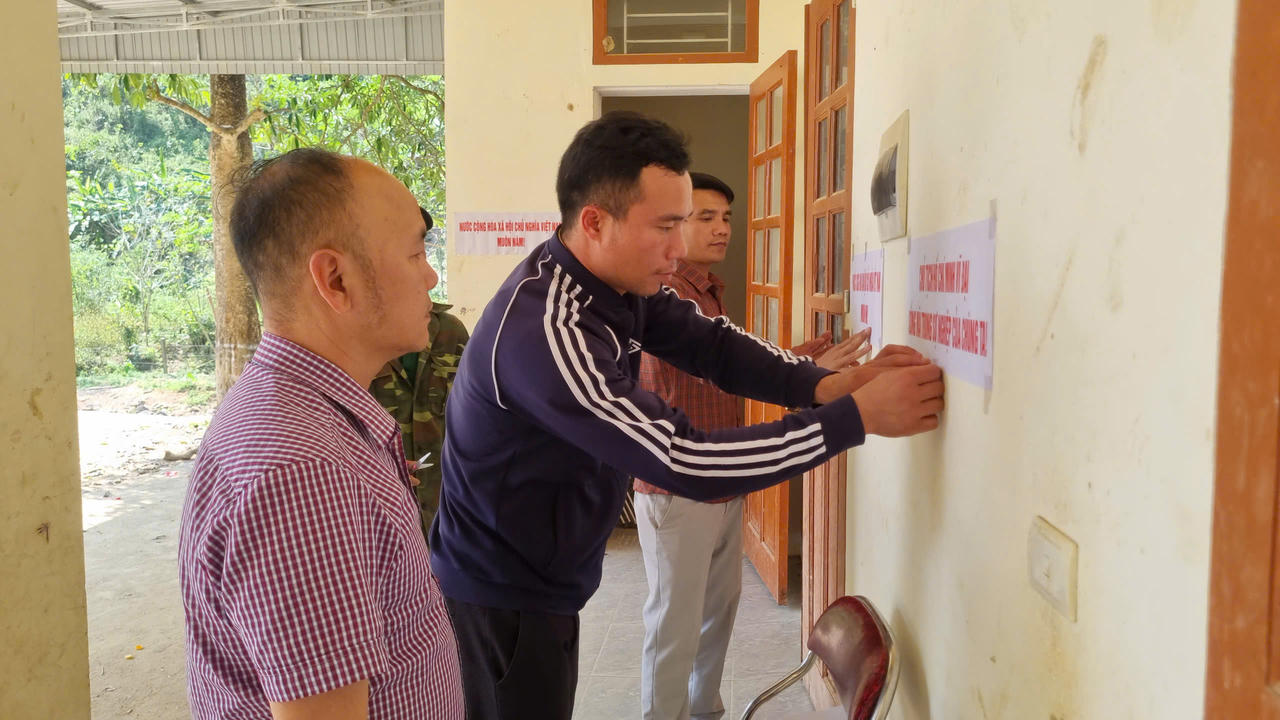 Cán bộ xã vùng cao bám địa bàn chuẩn bị chu đáo cho ngày bầu cử.