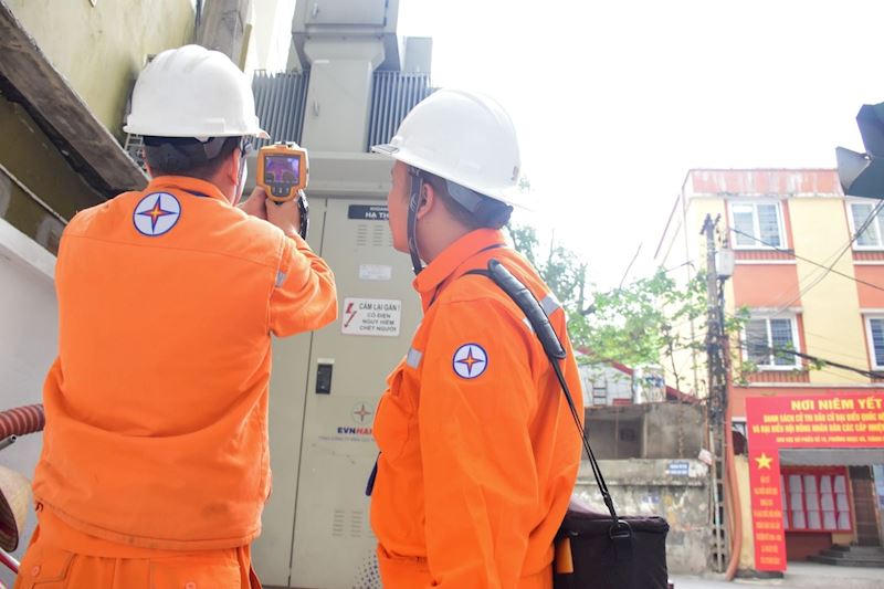 Kiểm tra các trạm biến áp cấp nguồn cho điểm bầu cử.