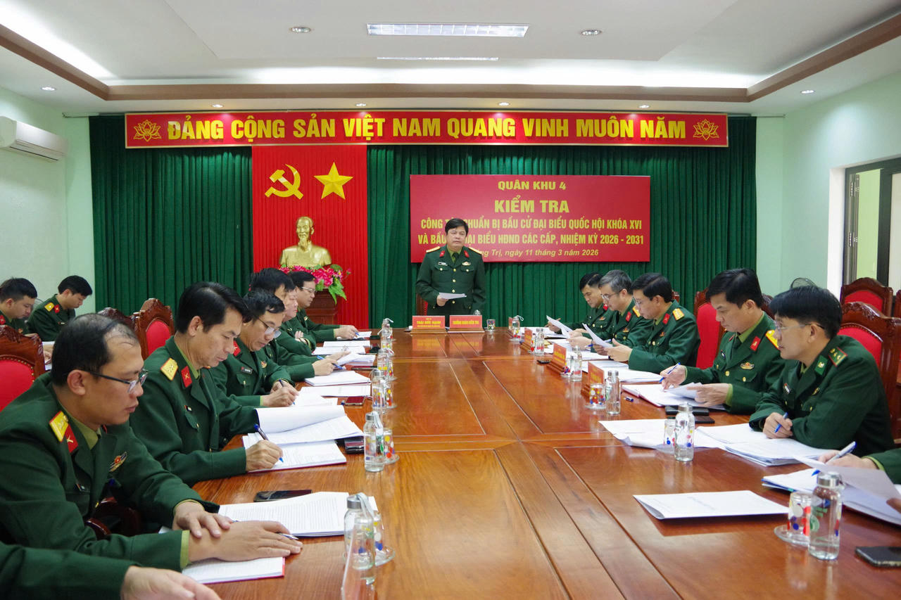 Đại tá Thái Đức Hạnh, Phó Chủ nhiệm Chính trị Quân khu 4 phát biểu kết luận buổi kiểm tra.