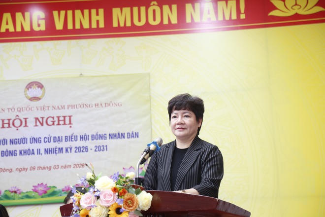 Bà Trần Thị Lương An - Phó Bí thư Đảng ủy, Chủ tịch UBND phường Hà Đông phát biểu tại Hội nghị.