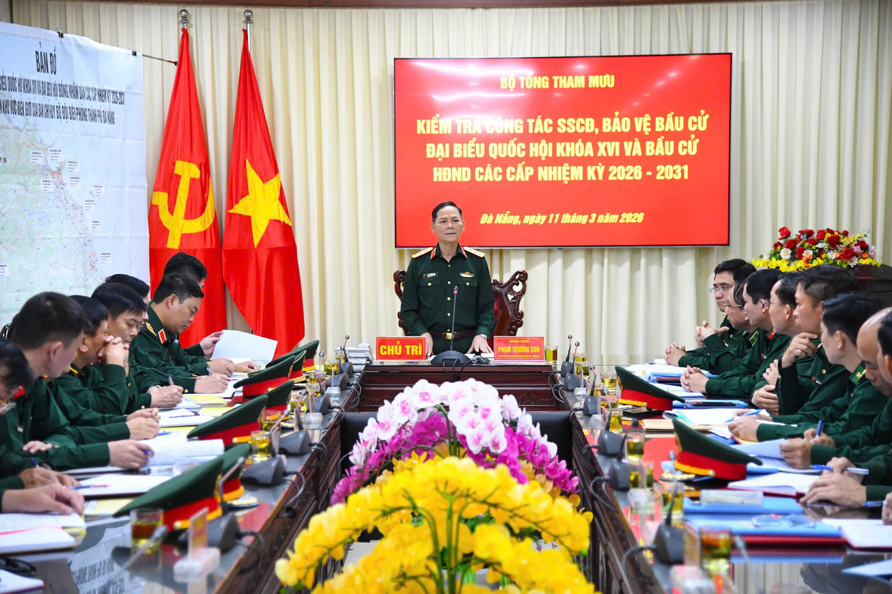 Thượng tướng Phạm Trường Sơn, Phó Tổng Tham mưu trưởng Quân đội Nhân dân Việt Nam kiểm tra công tác sẵn sàng chiến đấu, bảo vệ bầu cử tại Ban chỉ huy Bộ đội Biên phòng TP Đà Nẵng.