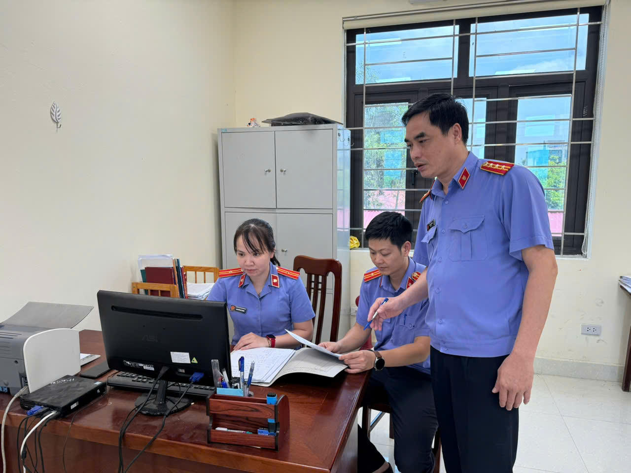 Ông Phạm Đức Hoành - Viện trưởng&nbsp;Viện kiểm sát nhân dân khu vực 8, tỉnh Hưng Yên quyết liệt chỉ đạo công tác triển khai Nghị quyết của&nbsp;Quốc hội về thí điểm Viện kiểm sát nhân dân khởi kiện vụ án dân sự công ích trên địa bàn phụ trách.