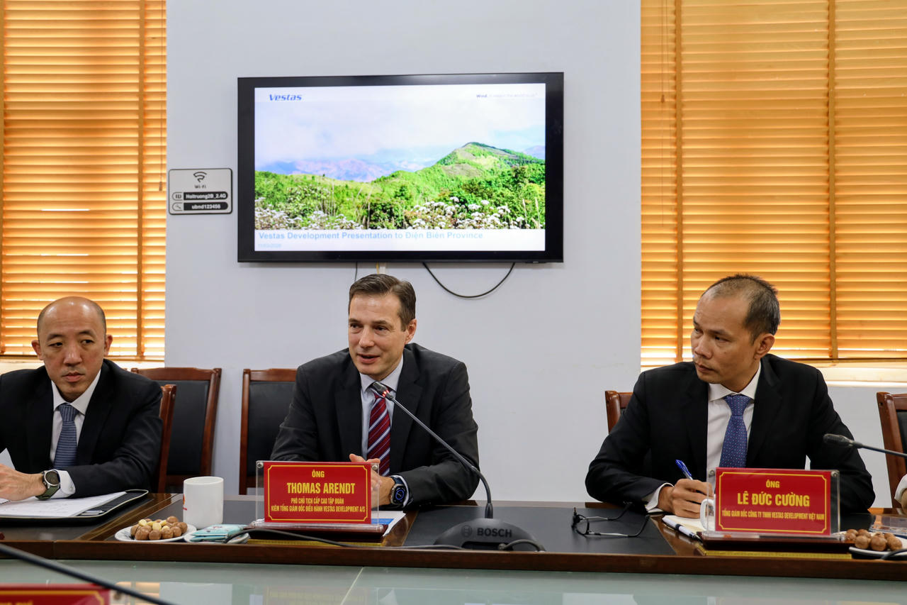 Ông Thomas Arendt - Phó Chủ tịch cấp cao Tập đoàn kiêm Tổng Giám đốc điều hành Công ty Vestas Development A/S phát biểu tại buổi làm việc. (Ảnh: dienbien.gov.vn)