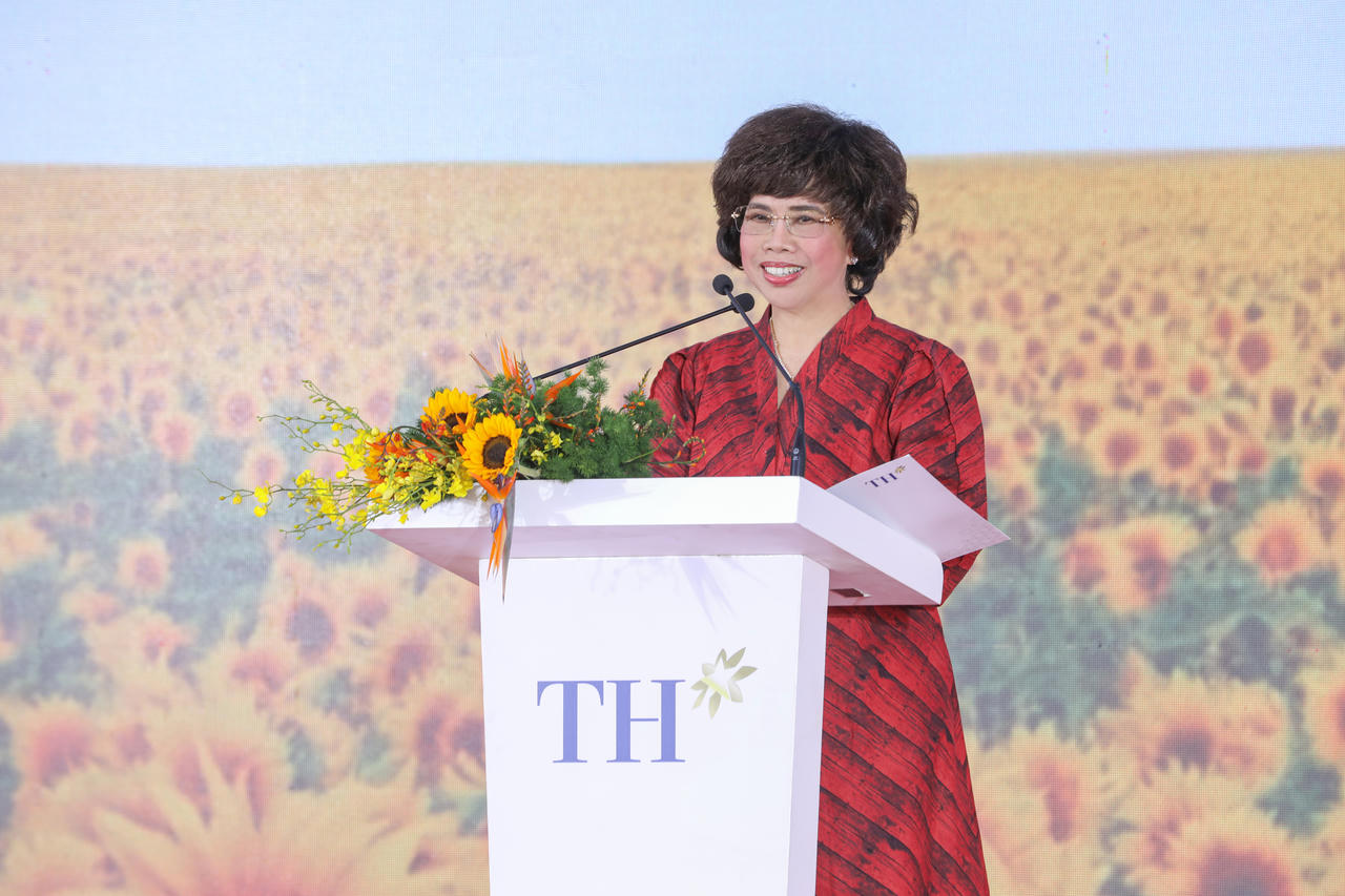 Anh hùng Lao động Thái Hương, Chủ tịch Hiệp hội Nữ Doanh nhân Việt Nam, Nhà sáng lập, Chủ tịch Hội đồng Chiến lược Tập đoàn TH phát biểu tại Lễ khởi công Nhà máy chế biến Thực phẩm sạch TH Bình Dương