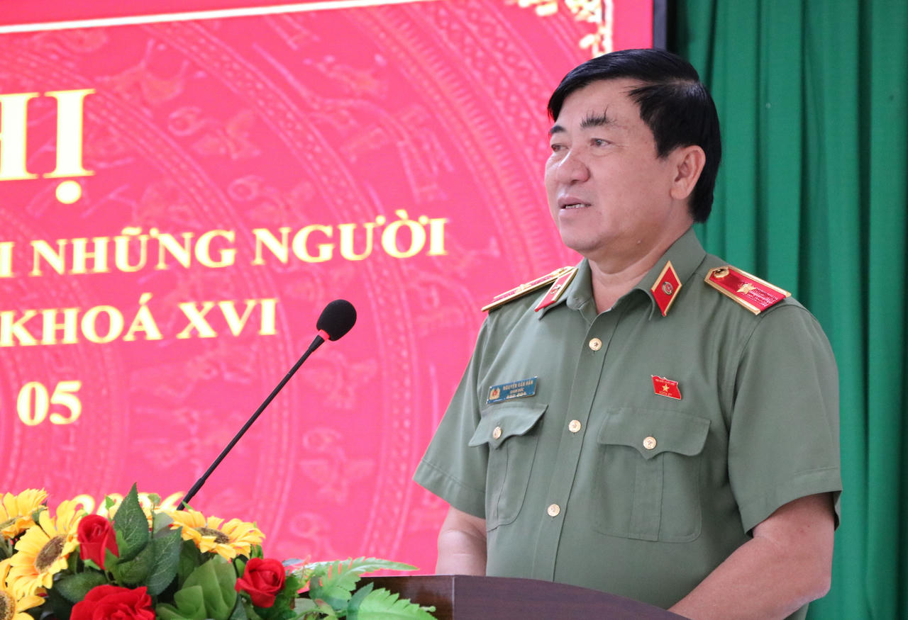 Thiếu tướng Nguyễn Văn Hận phát biểu tại buổi tiếp xúc cử tri.