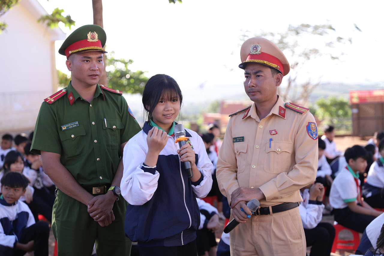 Thắc mắc của học sinh Trường THCS Lê Quý Đôn, xã Trường Xuân được lực lượng CSGT giải đáp.