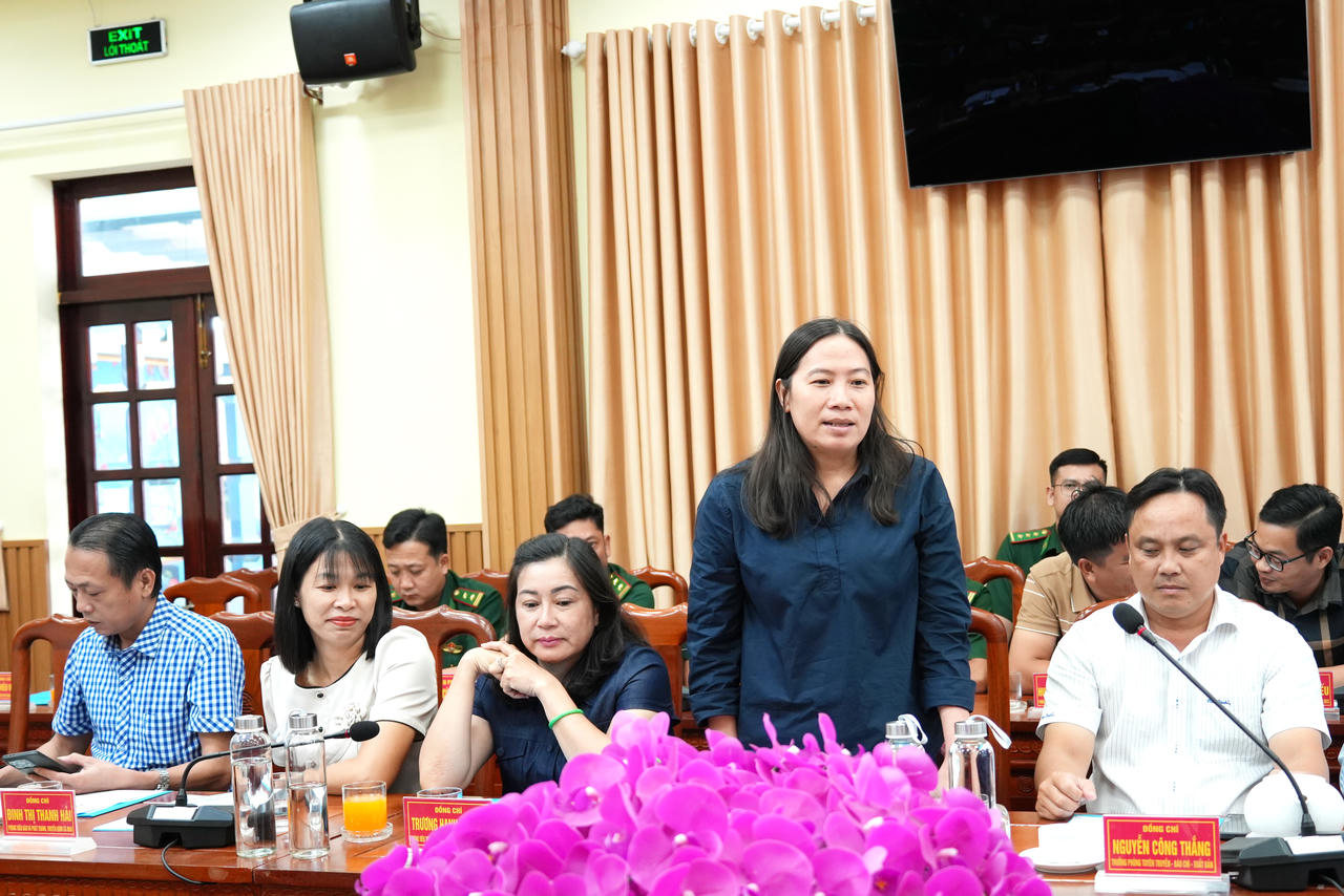 Nhà báo Nguyễn Hồng Điệp - Phóng viên Báo Thanh Niên tại Cà Mau phát biểu trao đổi tại buổi gặp mặt.