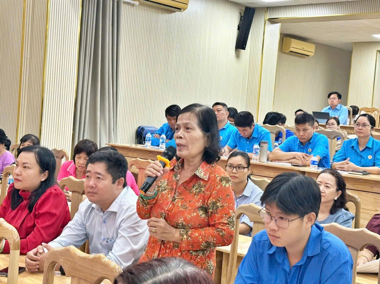 Bà Nguyễn Thị Lưu Ly kiến nghị các vấn đề về Thành phố không có ma túy và vệ sinh môi trường.