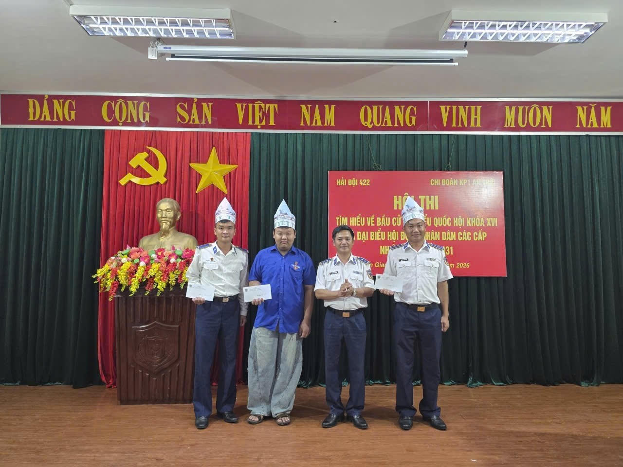 Trung tá Phan Tiến Tùng - Chính trị viên Hải đội 422 trao thưởng cho đội thi đạt giải Nhất