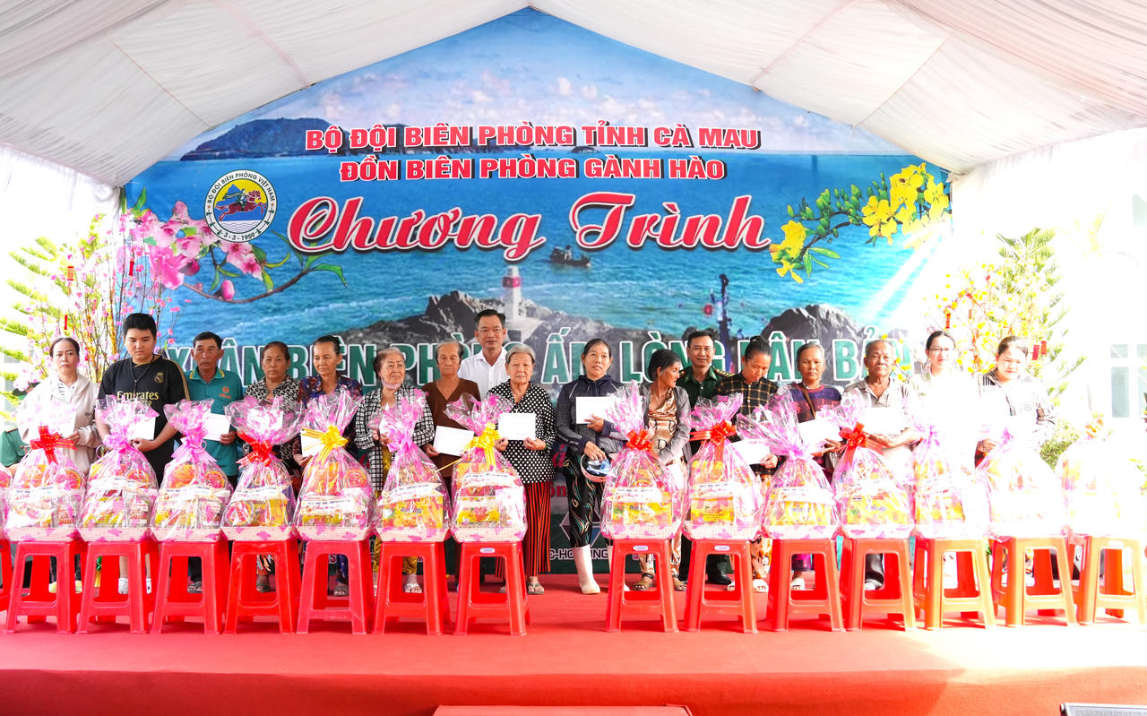 BĐBP tỉnh Cà Mau trao học bổng cho các em học sinh trong Chương trình “Xuân Biên phòng ấm lòng dân bản”.