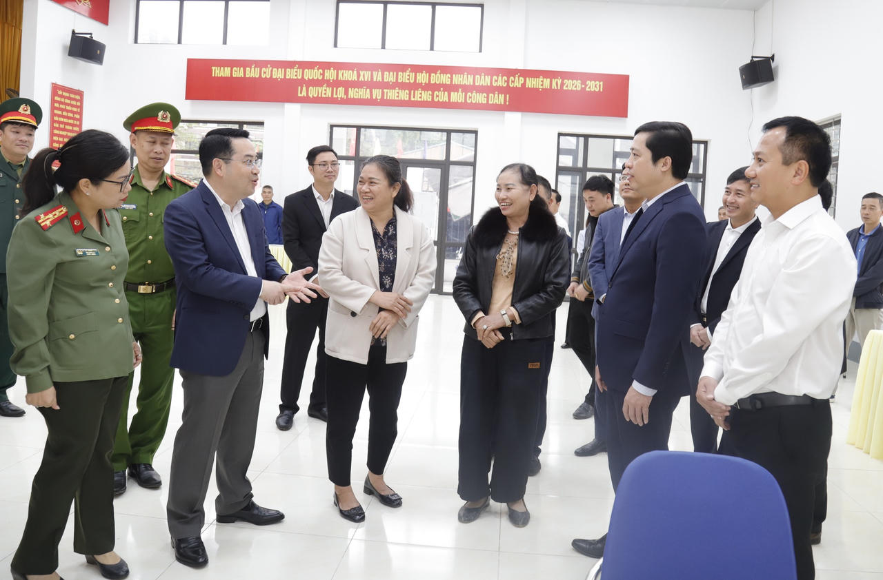 Bí thư Tỉnh ủy Lào và Chủ tịch UBND tỉnh Lào Cai trao đổi với cử tri tại Tổ dân phố số 5 (phường Âu Lâu) về ý nghĩa của  bầu cử đại biểu Quốc hội khóa XVI và đại biểu HĐND các cấp nhiệm kỳ 2026 - 2031.