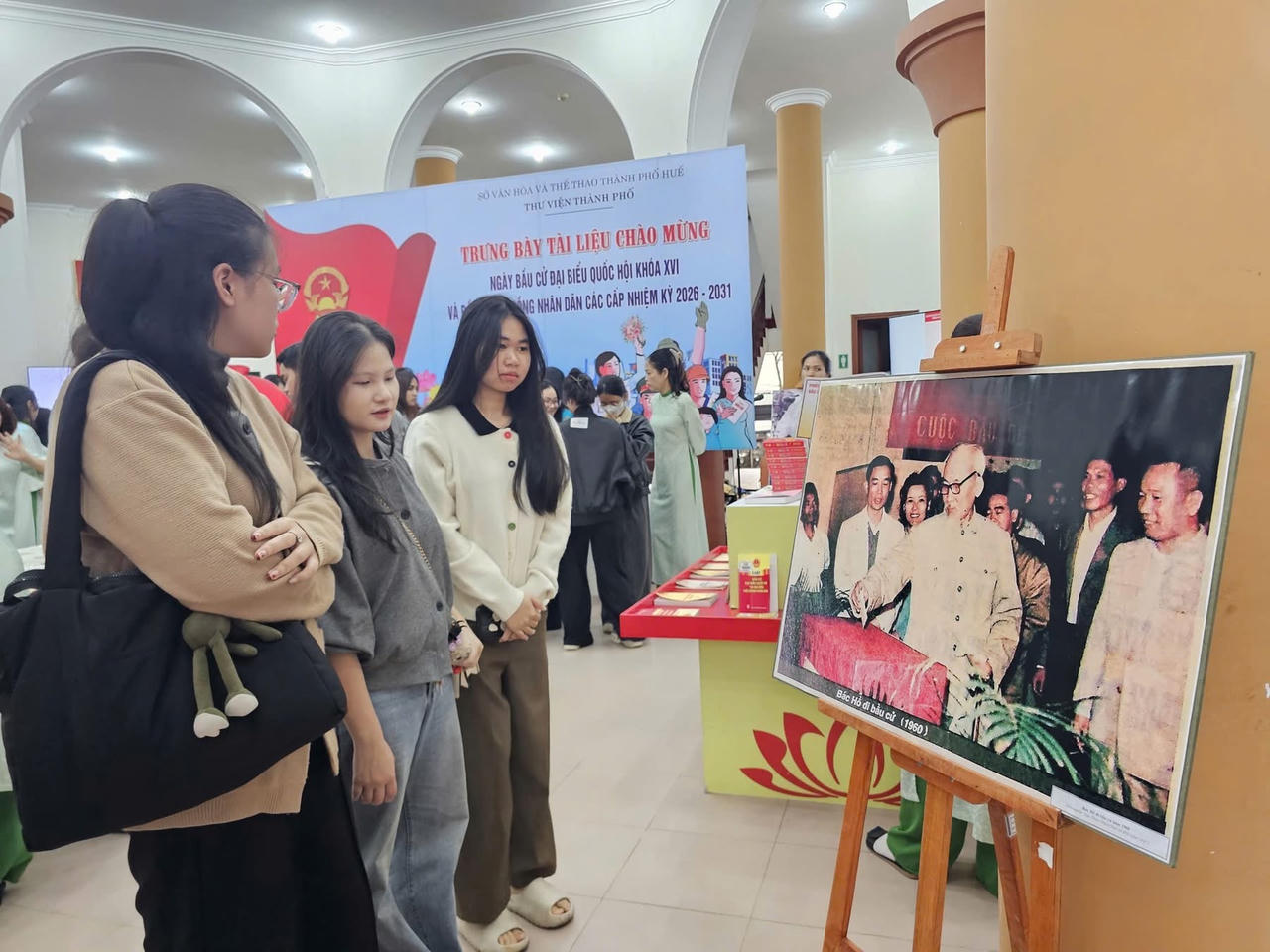 Trưng bày giới thiệu đến công chúng hơn 350 bản sách cùng nhiều tranh, ảnh, tư liệu giới thiệu về lịch sử hình thành, phát triển của Quốc hội Việt Nam qua các nhiệm kỳ.