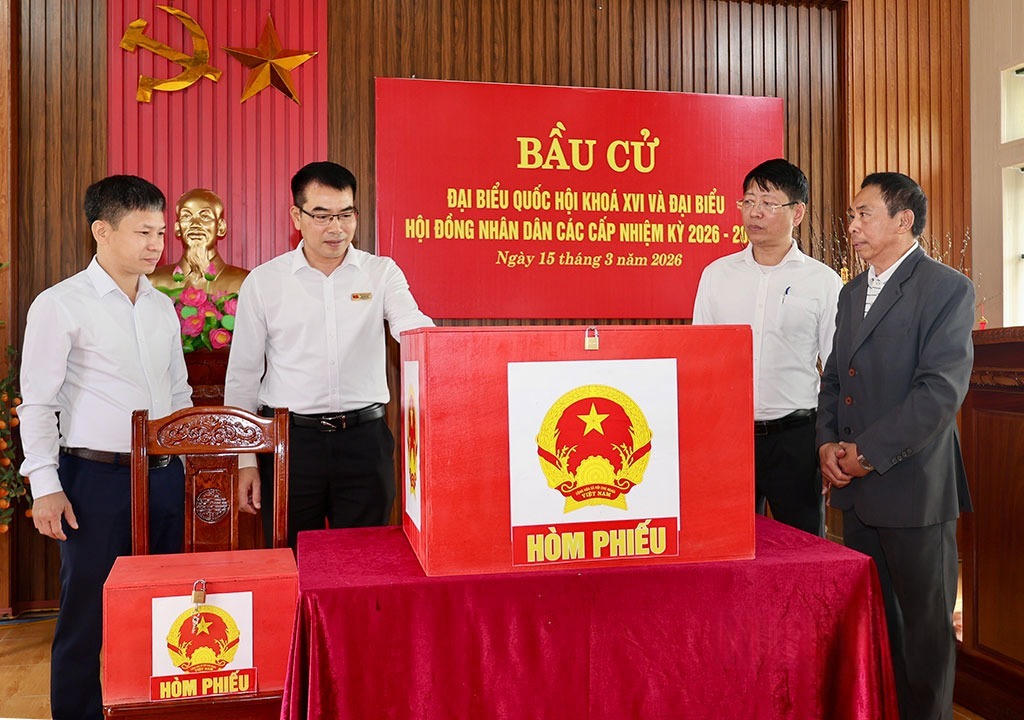 Ông Trần Song Tùng, Phó Chủ tịch Thường trực UBND tỉnh, Phó Chủ tịch Ủy ban Bầu cử tỉnh Ninh Bình cùng đoàn công tác kiểm tra công tác bầu cử tại xã Giao Hòa. (Ảnh: Khánh Dũng) 