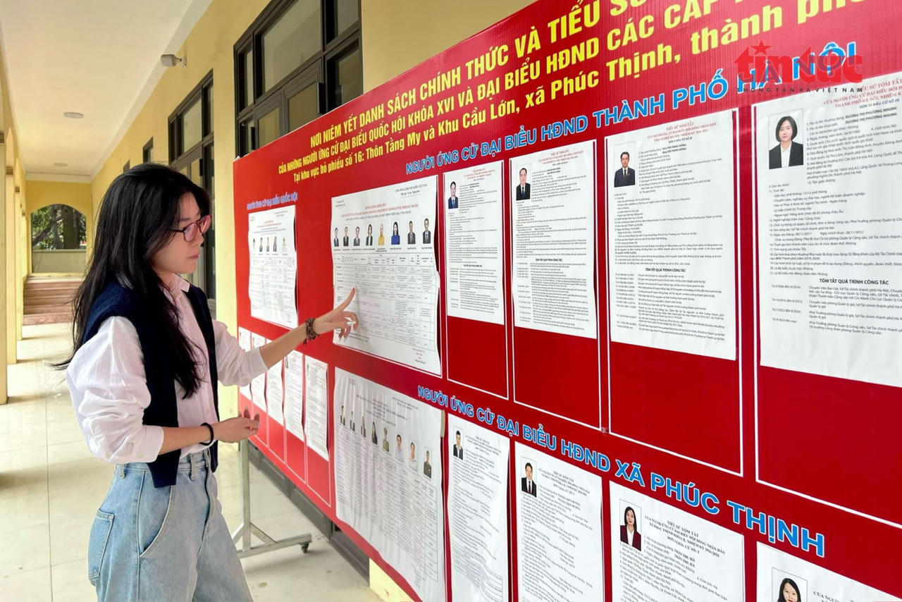 Cử tri tìm hiểu thông tin của các ứng cử viên tại nhà văn hóa 
thôn Tằng My, xã Phúc Thịnh, Hà Nội. 