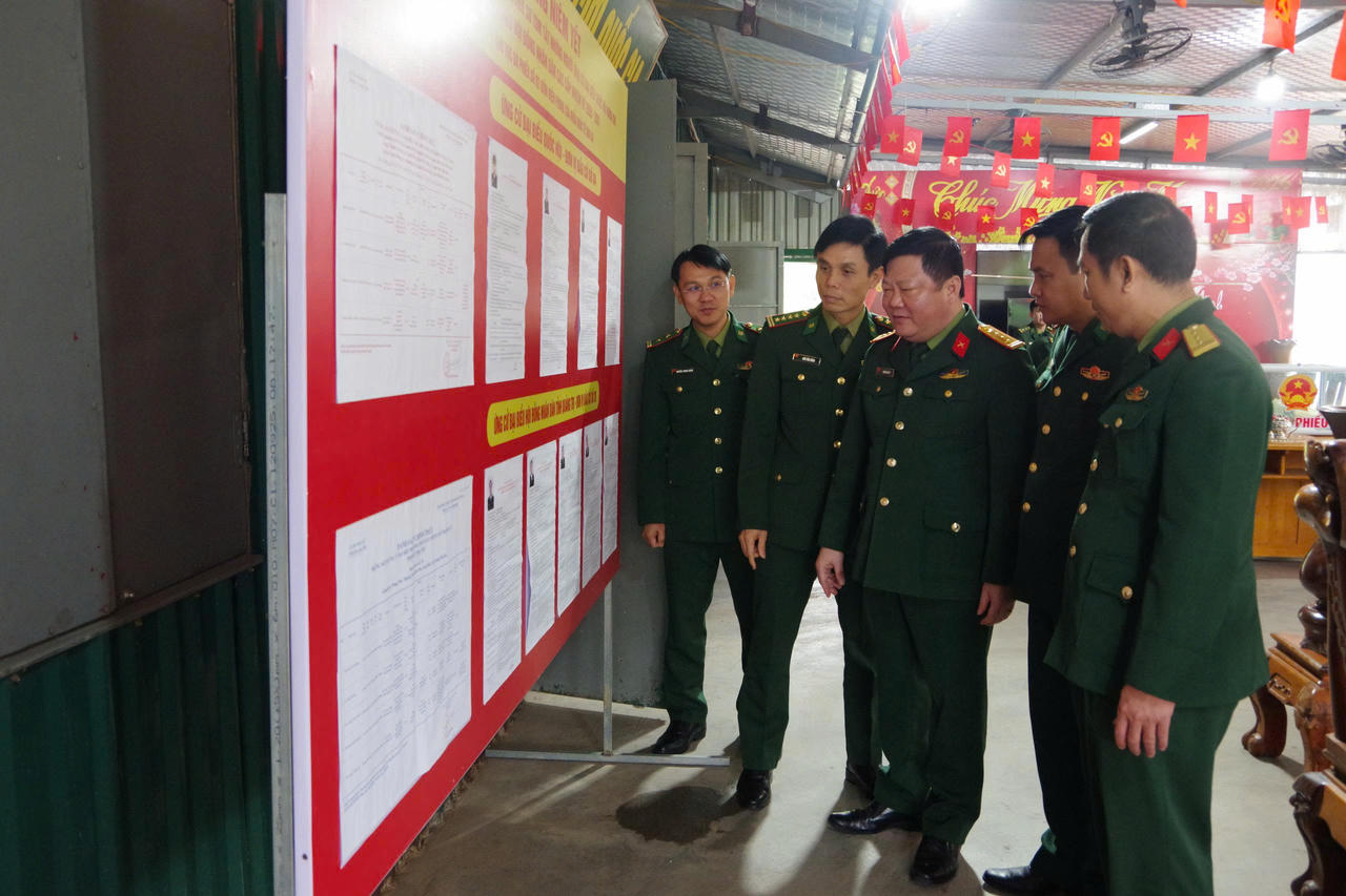 Đoàn công tác Bộ CHQS tỉnh Quảng Trị kiểm tra công tác chuẩn bị bầu cử tại Đồn Biên phòng Cửa khẩu quốc tế Cha Lo (khu vực bỏ phiếu số 02, xã Dân Hóa).