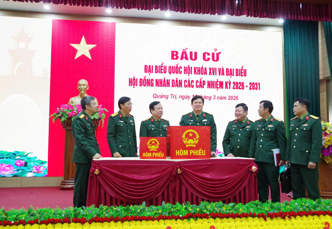 Đoàn công tác Quân khu 4 kiểm tra công tác chuẩn bị bầu cử tại cơ quan Bộ CHQS tỉnh Quảng Trị (khu vực bỏ phiếu số 26, phường Đồng Hới).