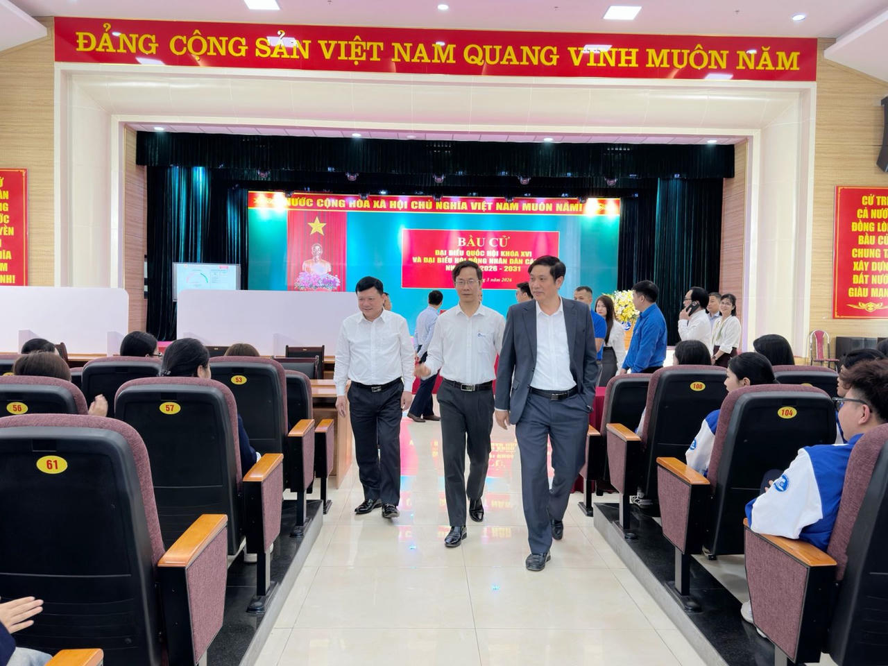 PGS.TS Hoàng Văn Hùng, Giám đốc Đại học Thái Nguyên kiểm tra công tác chuẩn bị tại các trường thành viên.