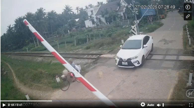 Lực lượng CSGT trích xuất dữ liệu camera để làm căn cứ xử lý nguội các vi phạm đường sắt.