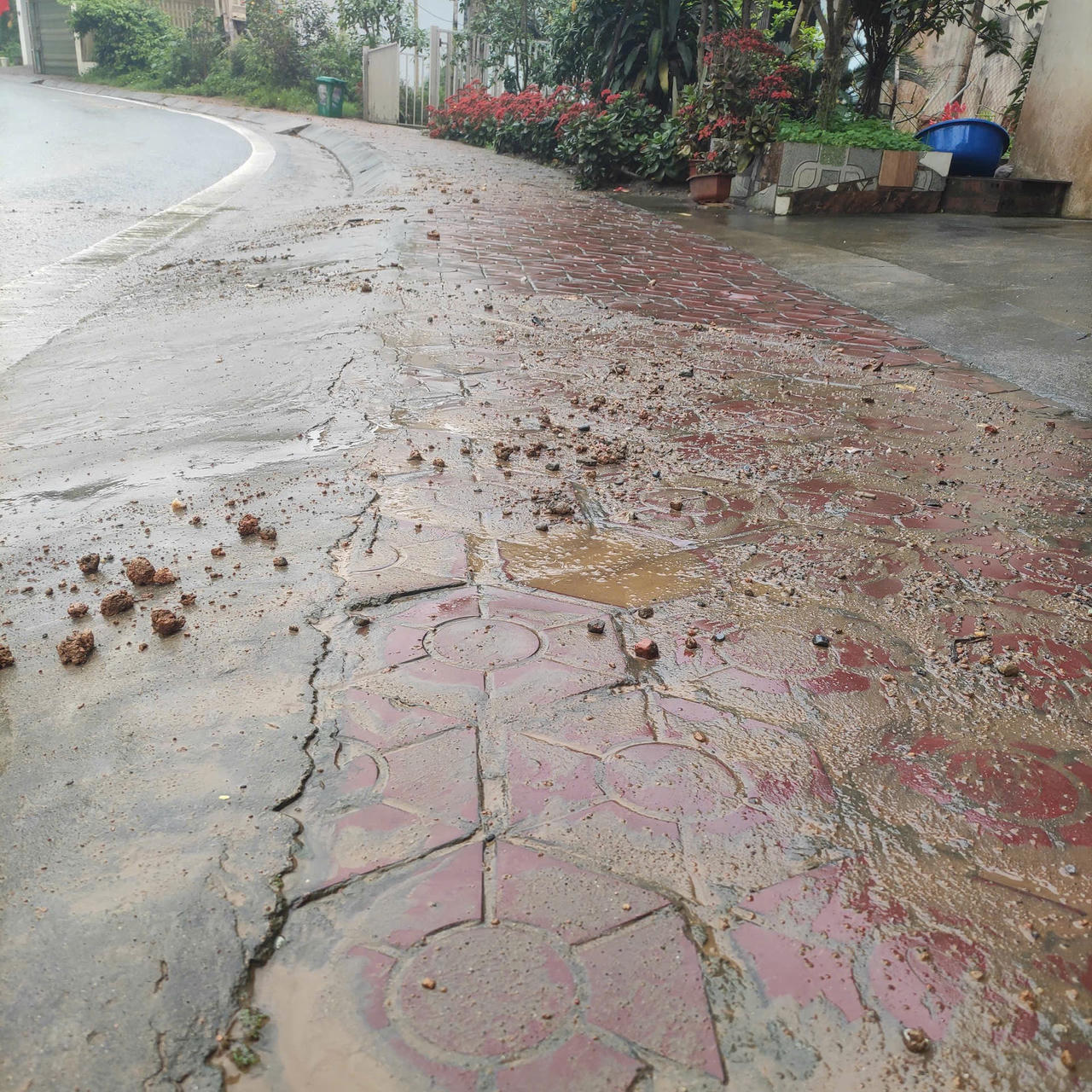 Bụi bẩn bủa vây khu dân cư vì thi công mở rộng cao tốc Nội Bài - Lào Cai