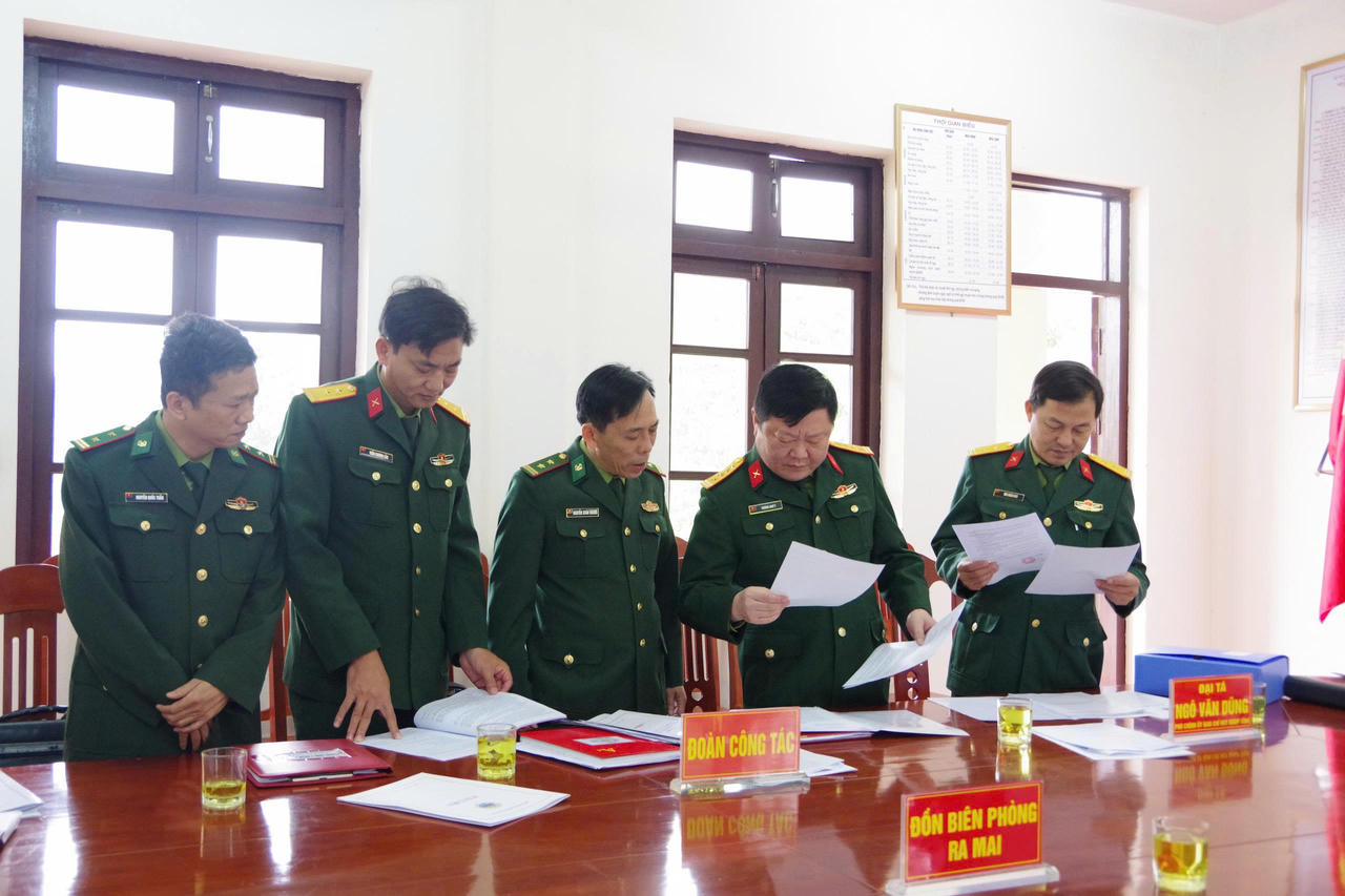 Đoàn công tác Bộ CHQS tỉnh Quảng Trị kiểm tra công tác chuẩn bị bầu cử tại Đồn Biên phòng Ra Mai (khu vực bỏ phiếu số 14, xã Dân Hóa).