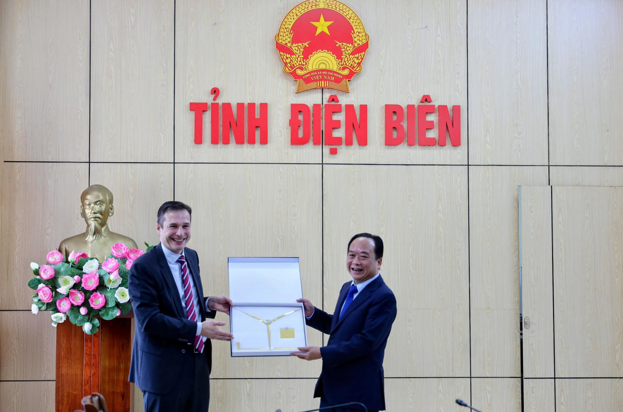 Ông Thomas Arendt - Phó Chủ tịch cấp cao Tập đoàn kiêm Tổng Giám đốc điều hành Công ty Vestas Development A/S tặng quà lưu niệm Phó Chủ tịch UBND tỉnh Điện Biên Nguyễn Minh Phú.