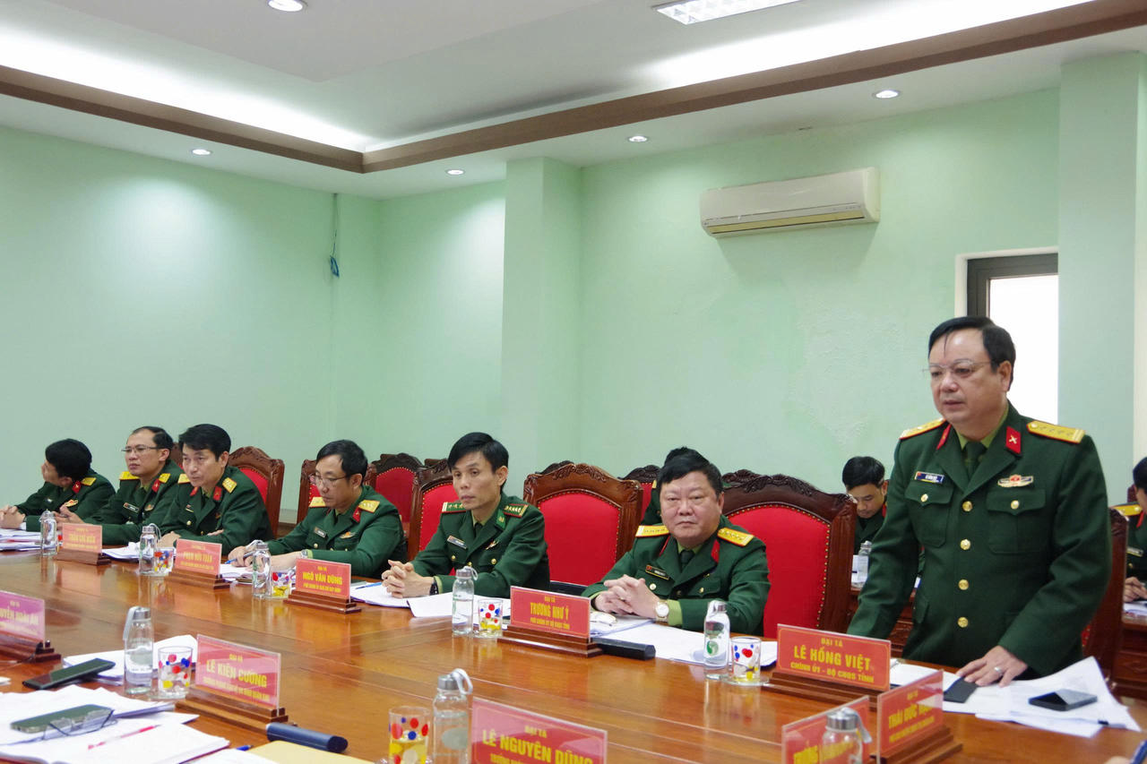 Đại tá Lê Hồng Việt, Tỉnh ủy viên, Phó Bí thư Thường trực Đảng ủy Quân sự tỉnh, Chính ủy Bộ CHQS tỉnh Quảng Trị phát biểu tại buổi kiểm tra.