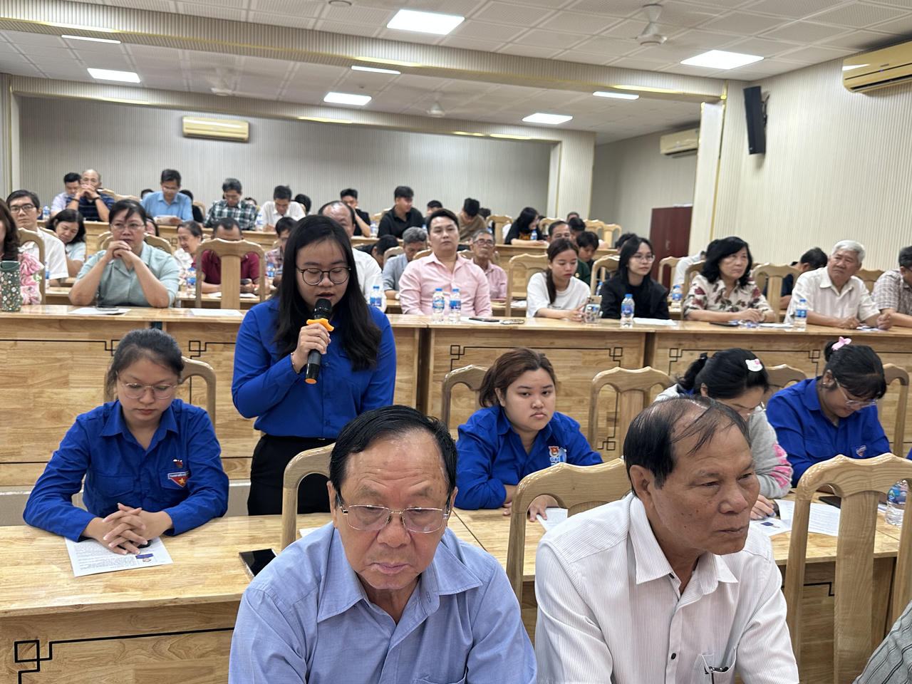 Cử tri Nguyễn Thị Ngọc Ngân tham gia ý kiến về Đoàn Thanh niên.
