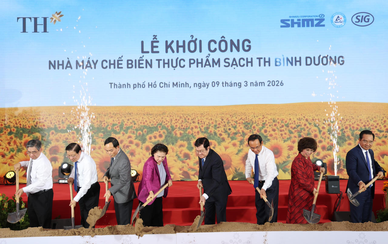 &nbsp;Các đại biểu thực hiện nghi thức khởi công Nhà máy Chế biến thực phẩm sạch TH Bình Dương