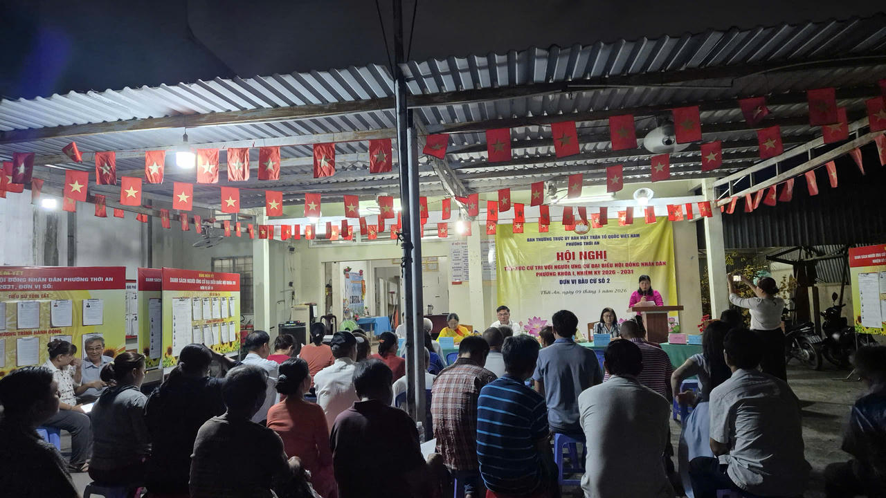 Dù ban đêm nhưng hội nghị tiếp xúc cử tri tại phường Thới An vẫn thu hút nhiều cử tri đến tham dự. (Ảnh: UBND phường Thới An)