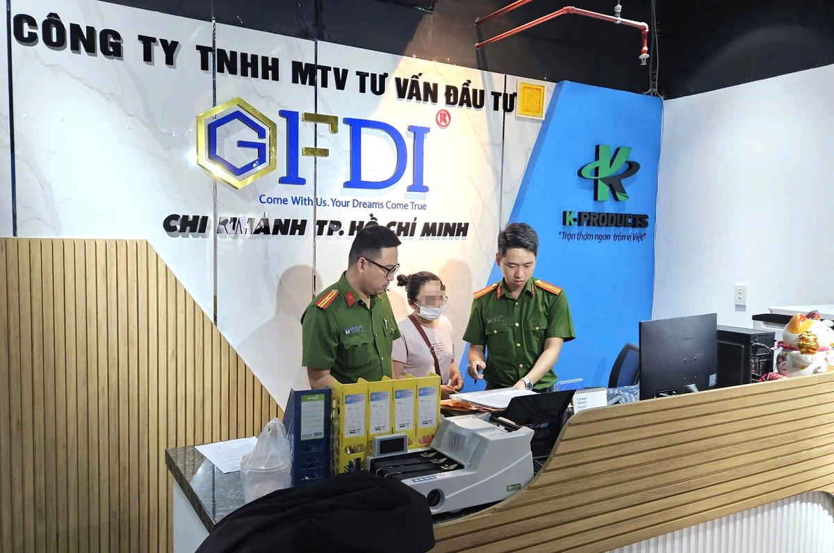 Cảnh sát khám xét trụ sở Cty GFDI.  (Ảnh: Công an cung cấp)