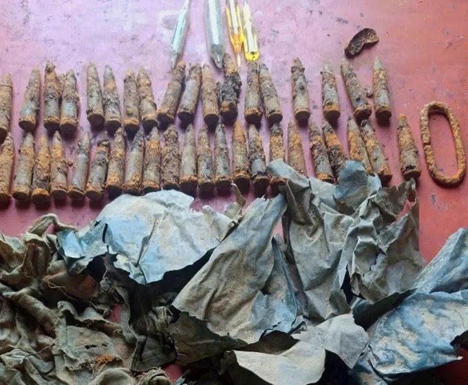 Nhiều&nbsp;viên đạn cùng các di vật được phát hiện.