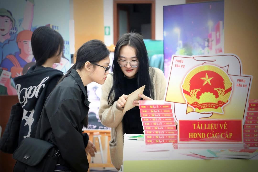 Các bạn trẻ đến tìm hiểu tư liệu tại buổi trưng bày tại Thư viện TP Huế