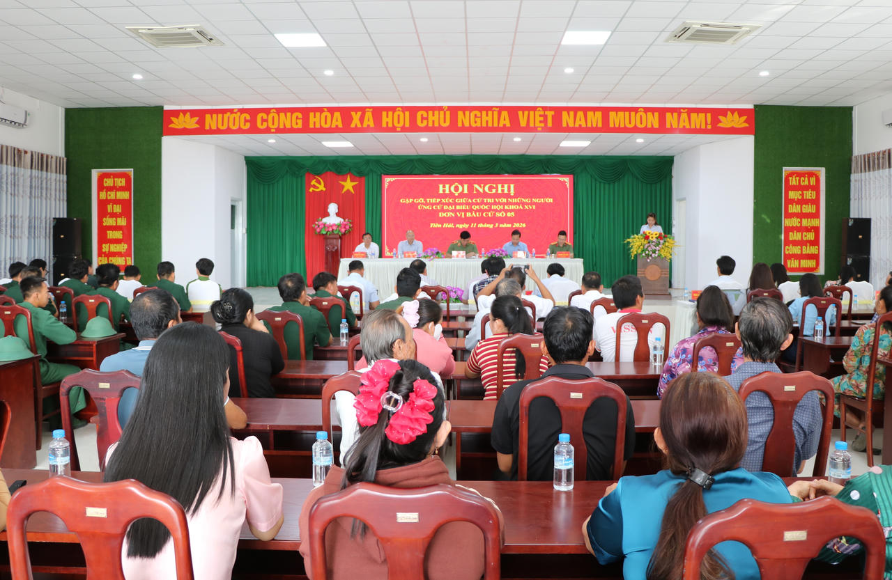 Toàn cảnh hội nghị tiếp xúc cử tri.