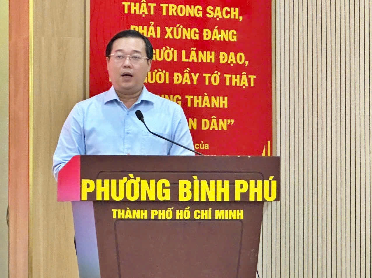 Ứng cử viên Lê Quốc Phong - Ủy viên Ban Chấp hành Trung ương Đảng, Phó Bí thư Thường trực Thành ủy TP Hồ Chí Minh phát biểu tại hội nghị.