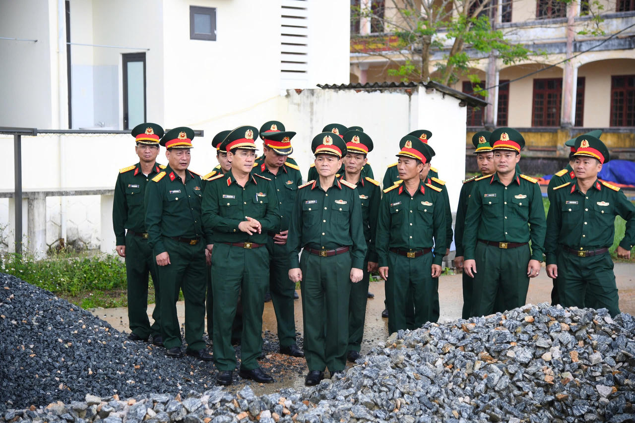 Thượng tướng Phạm Trường Sơn kiểm tra thực tế tại khu vực quy hoạch thành lập Trường Thiếu sinh quân khu vực miền Trung.