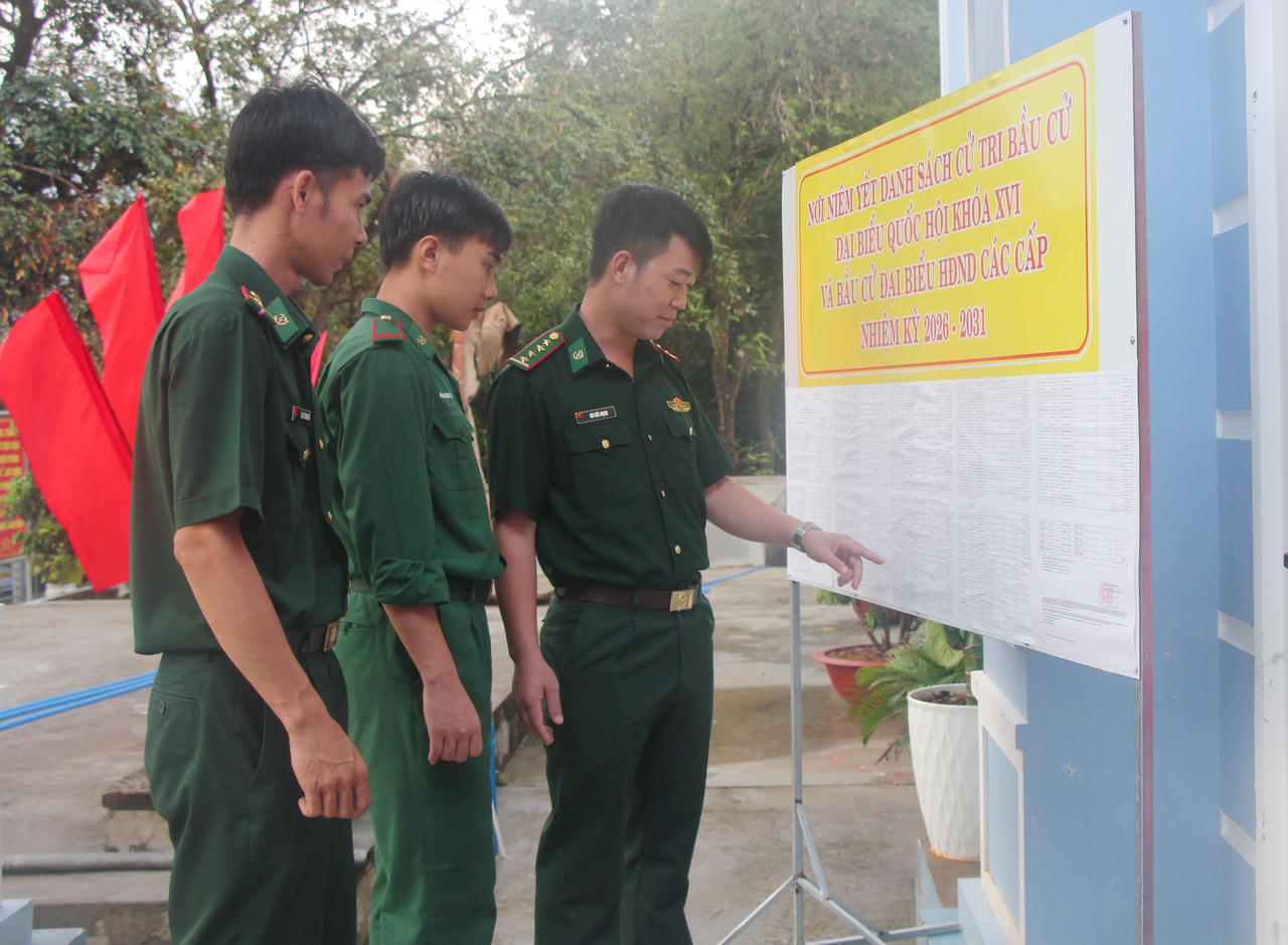 Cán bộ Đồn Biên phòng Hòn Chuối xem danh sách cử tri được niêm yết.