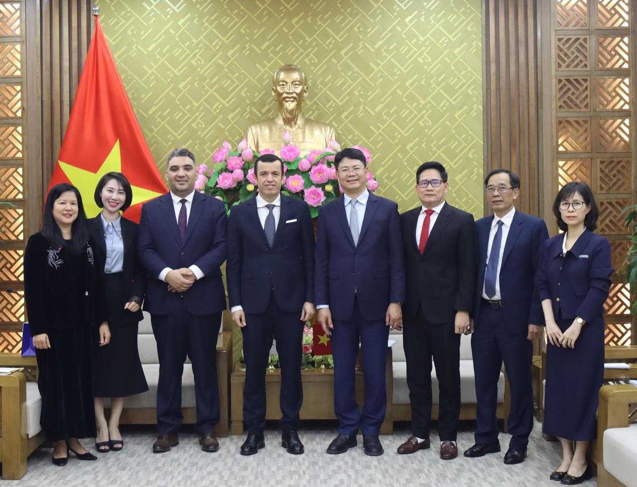 Các đại biểu chụp ảnh lưu niệm.