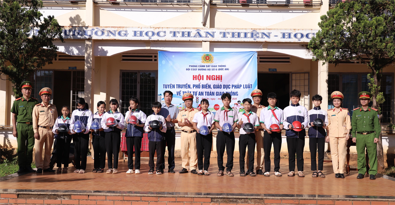Đội CSGT đường bộ số 6 - Đức An tặng mũ bảo hiểm cho các em học sinh.